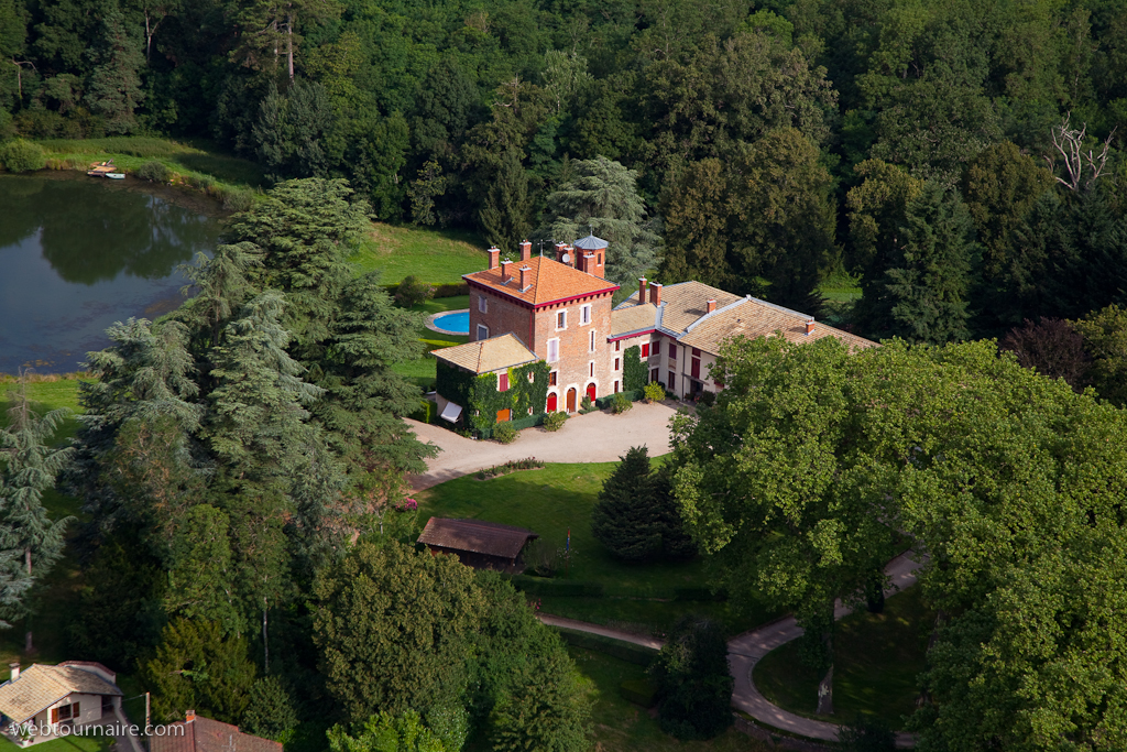 Construction d’une salle de fêtes privée pour le château – Versailleux (01)